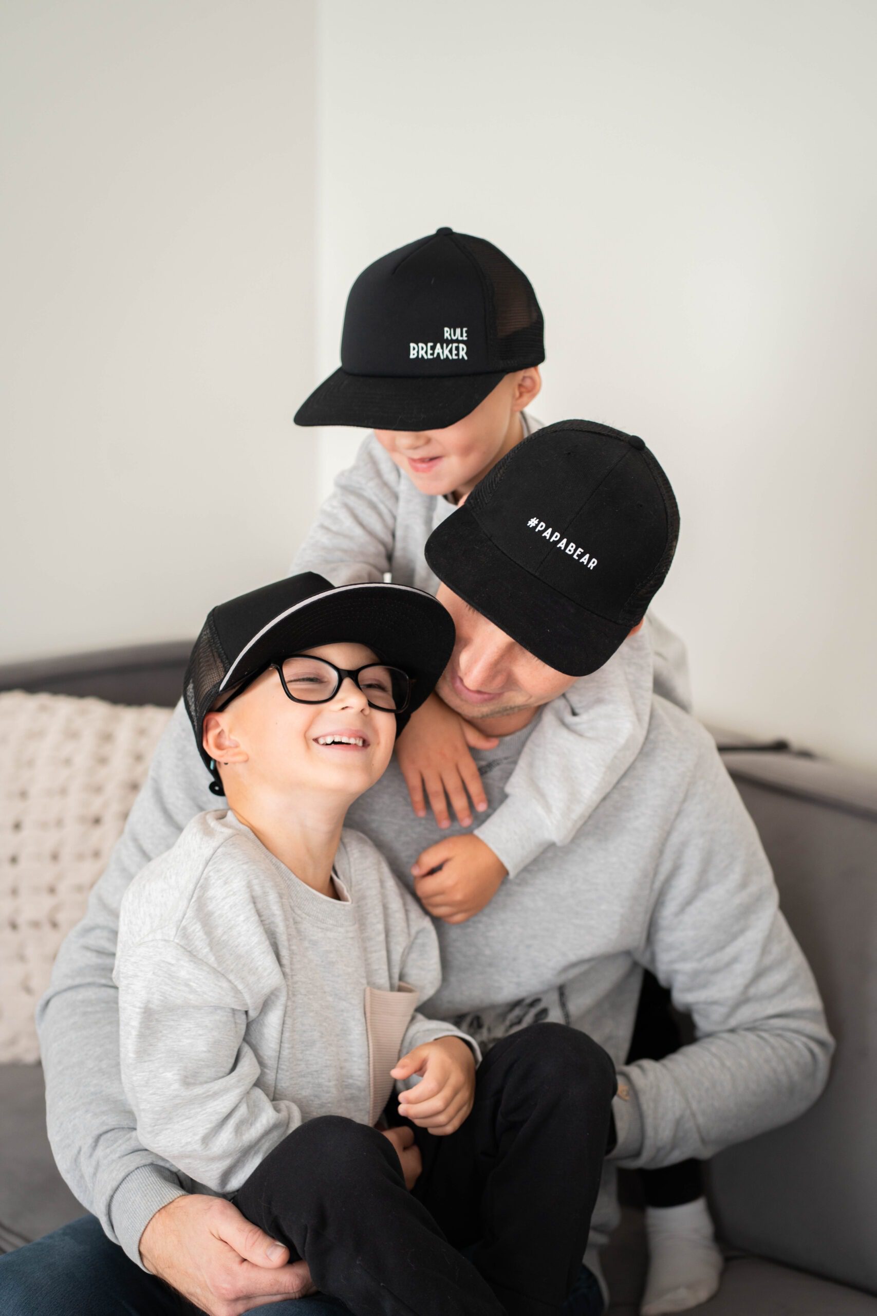 Black Giraffe tootefotod, turundus, isadepäeva raames pildistatud nokamütsid, fotol isa ja kaks last