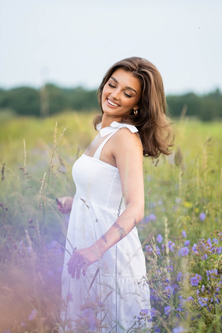 fotosessioonil naine põllul, looduses