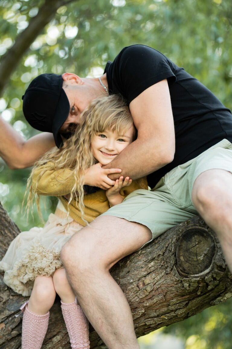 Isa ja laps puuoksal kallistamas, fotosessioon rakveres pargis