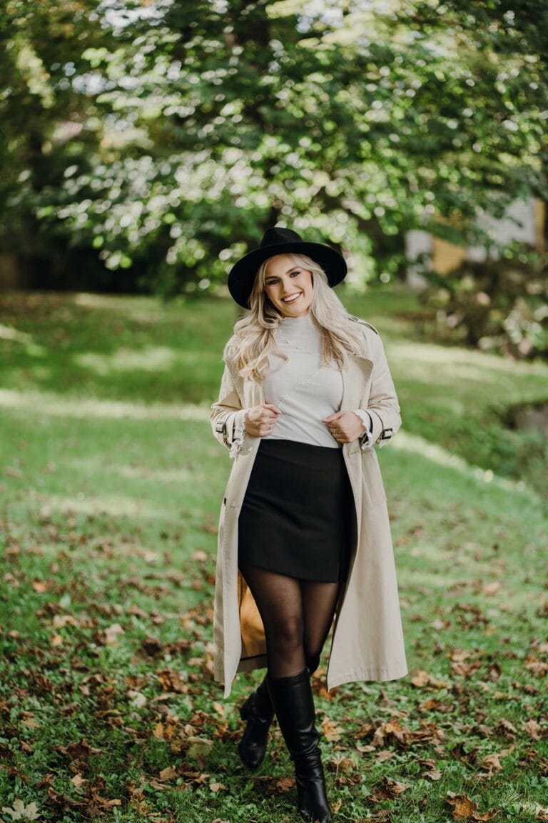 Naine pikade juustega metsas.