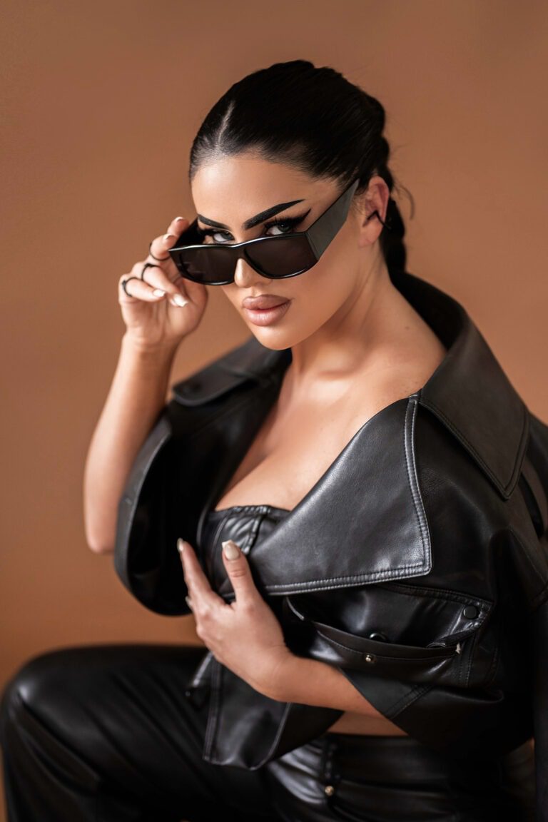 fotosessioon stuudio naine prillidega