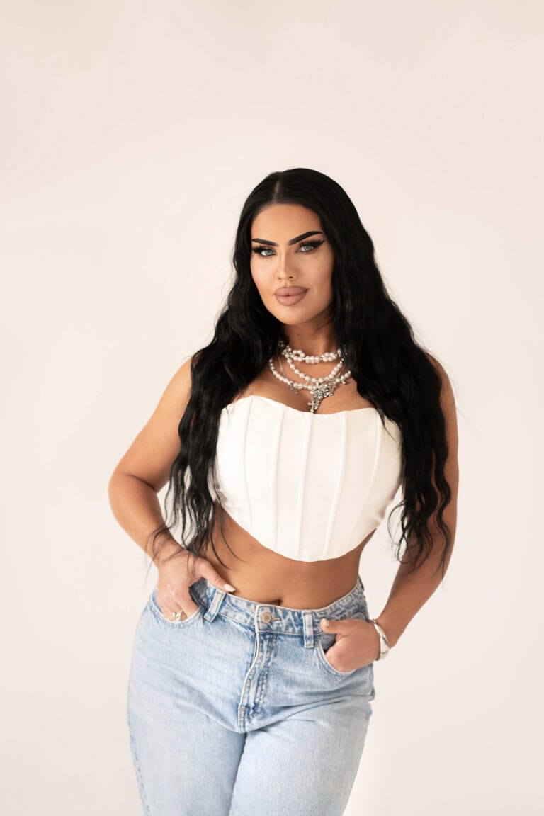 Portree fotosessioon stuudios, valge taust, naine pildil