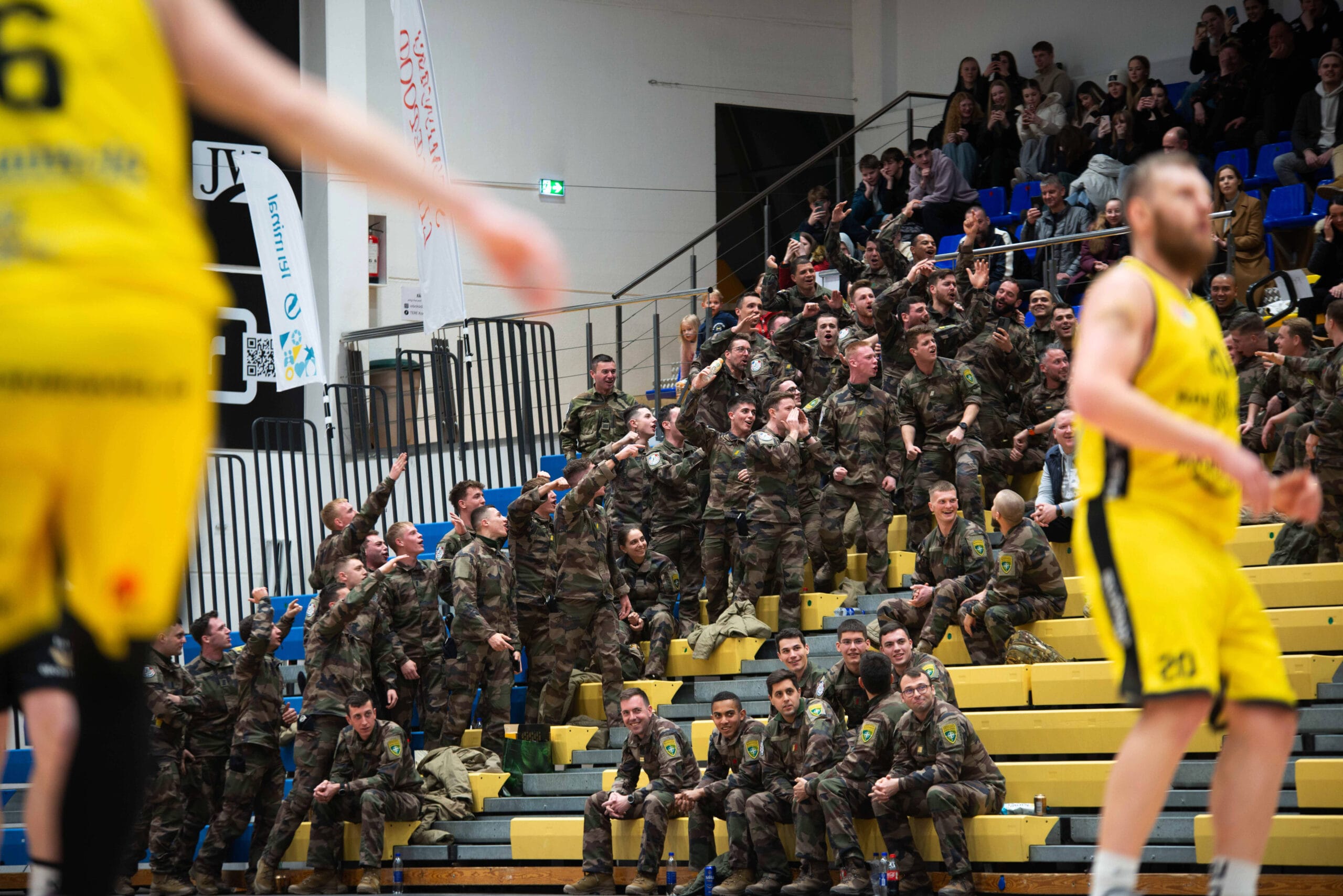 korvpall rakvere spordikeskuses, fotol kaitseväelased kaasa elamas