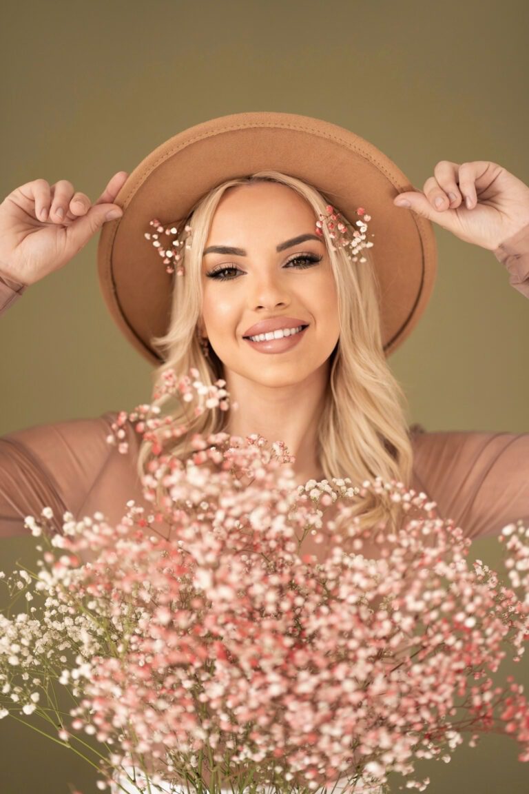 fotosrssioon rakveres naine lillede ja kaabuga fotograaf grete pildistas