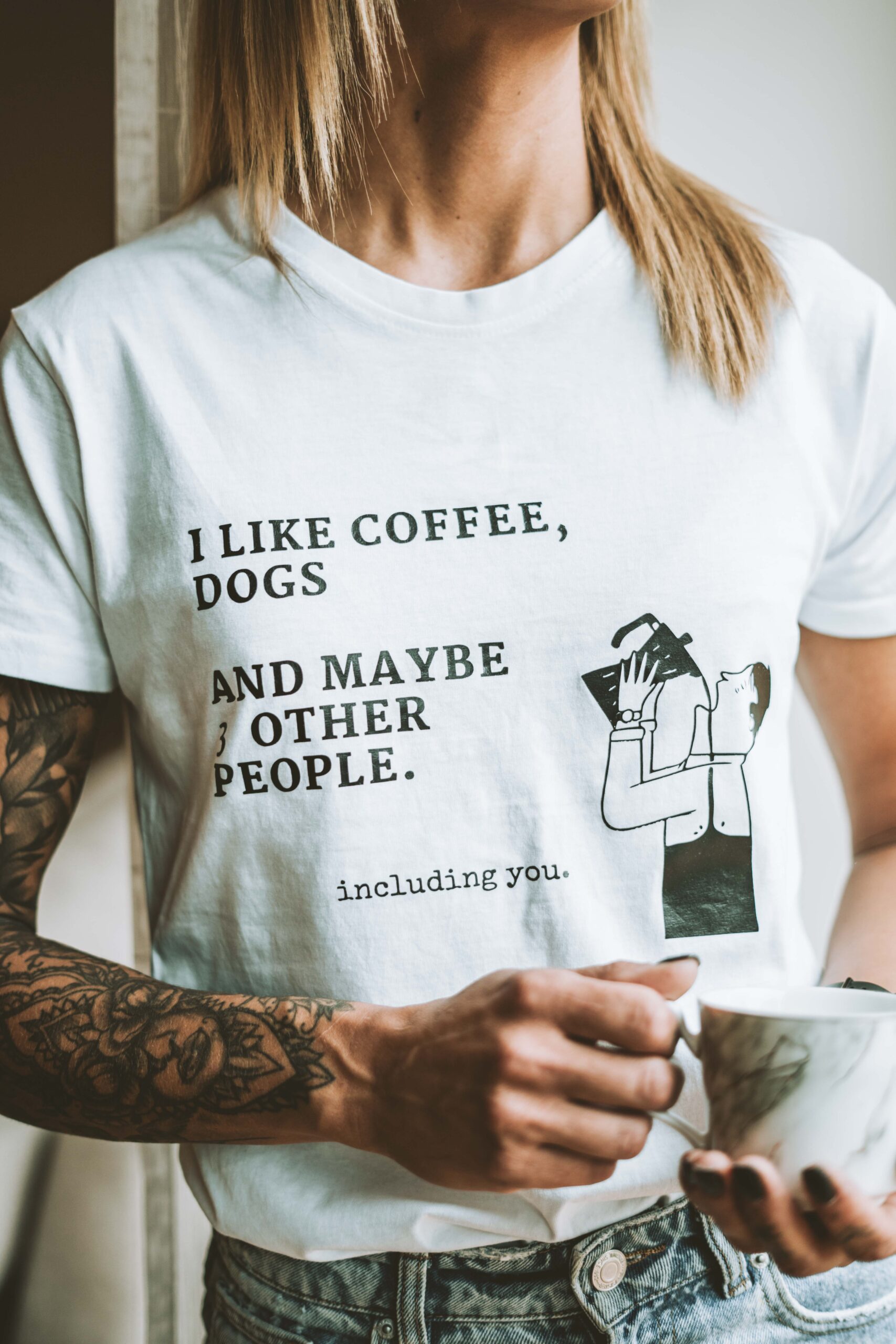 black giraffe tootefotode pildistamine, fotograaf grete, fotol tsärk kirjaga ''i like coffee, dogs and maybe 3 other people. including you. ''