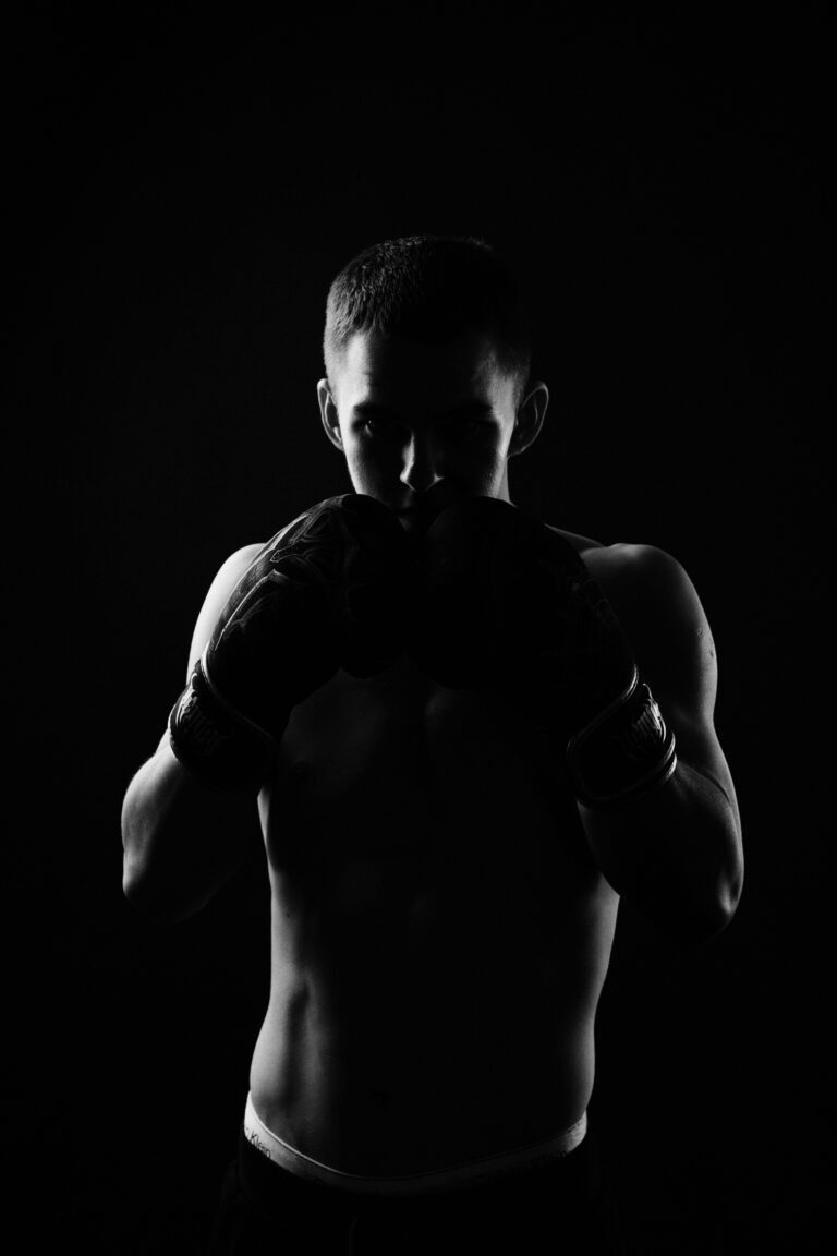 sportlaste pildistamine, lion, fotol mees tumedal taustal