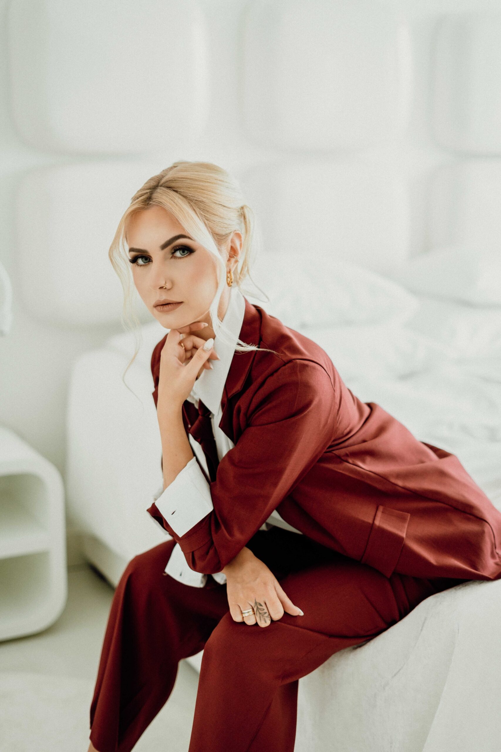 Naine punases, pildistamine Rakveres Aqva Hotel & Spa, fotograaf Grete Veedla