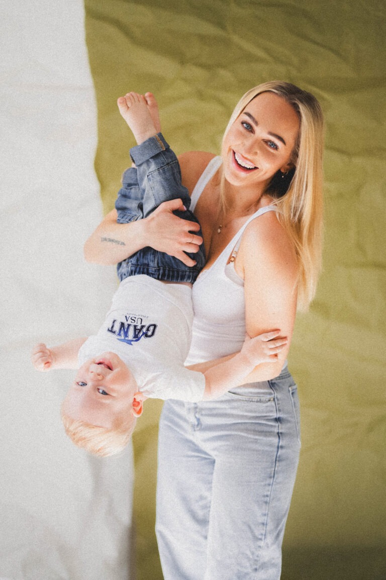 Fotosessioon ema ja laps, pildistamine rakveres stuudios, fotograaf grete veelda