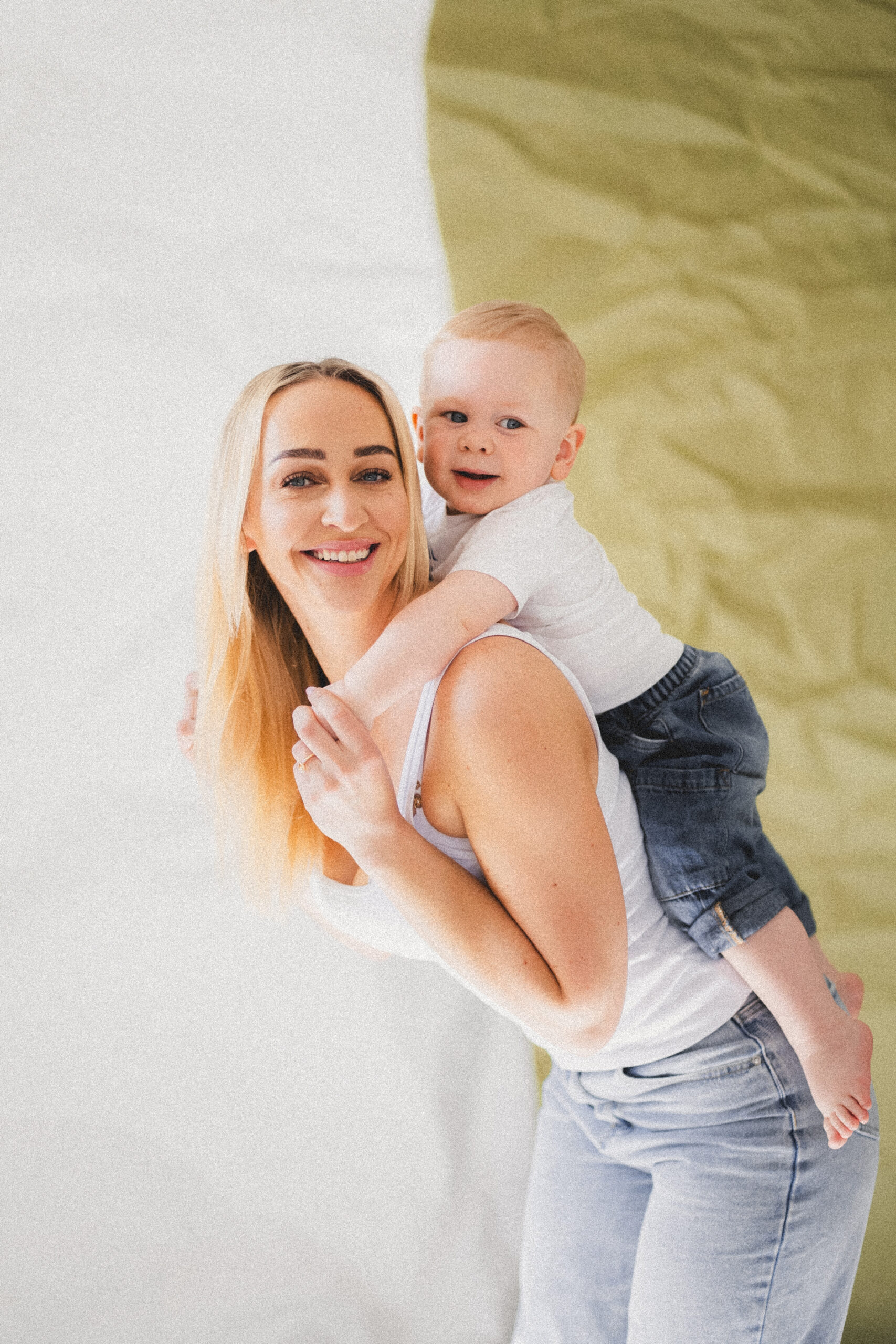 Fotosessioon ema ja laps, pildistamine rakveres stuudios, fotograaf grete veelda